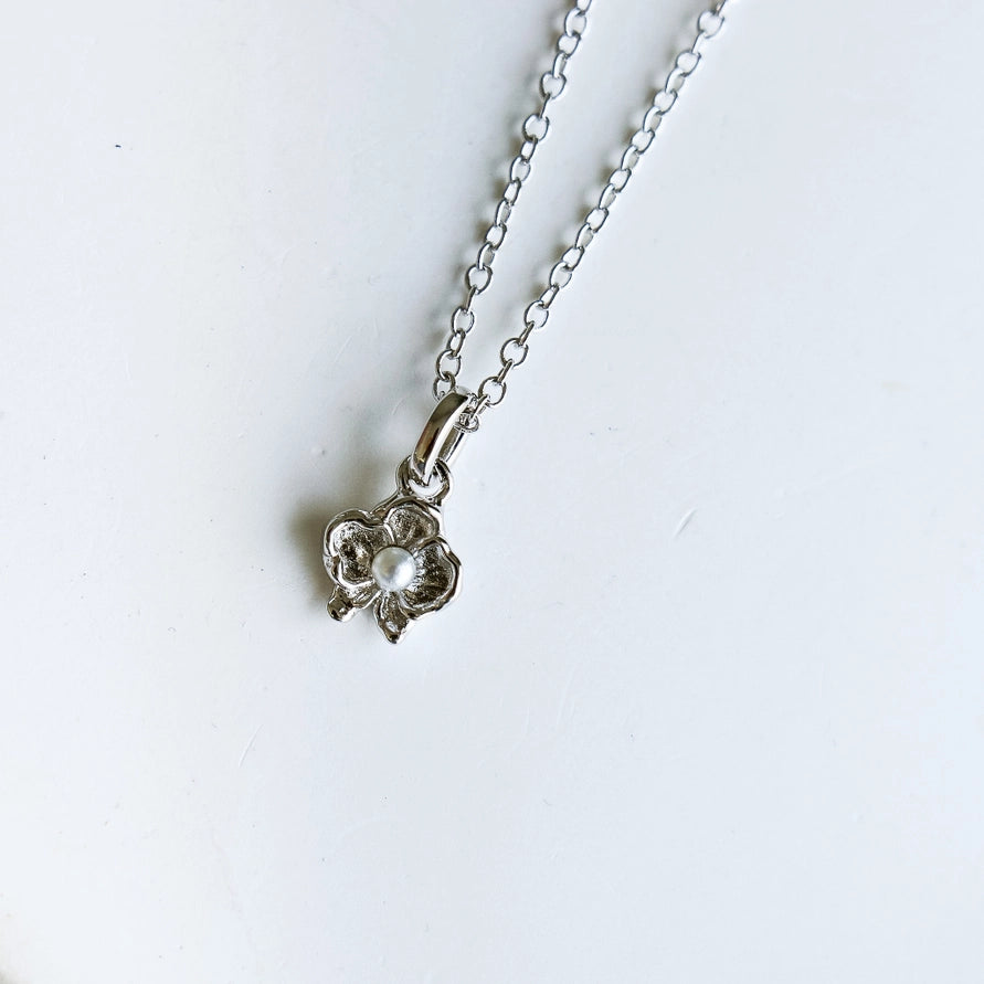 OREVA FLOWER + PEARL NECKLACE - SILVER