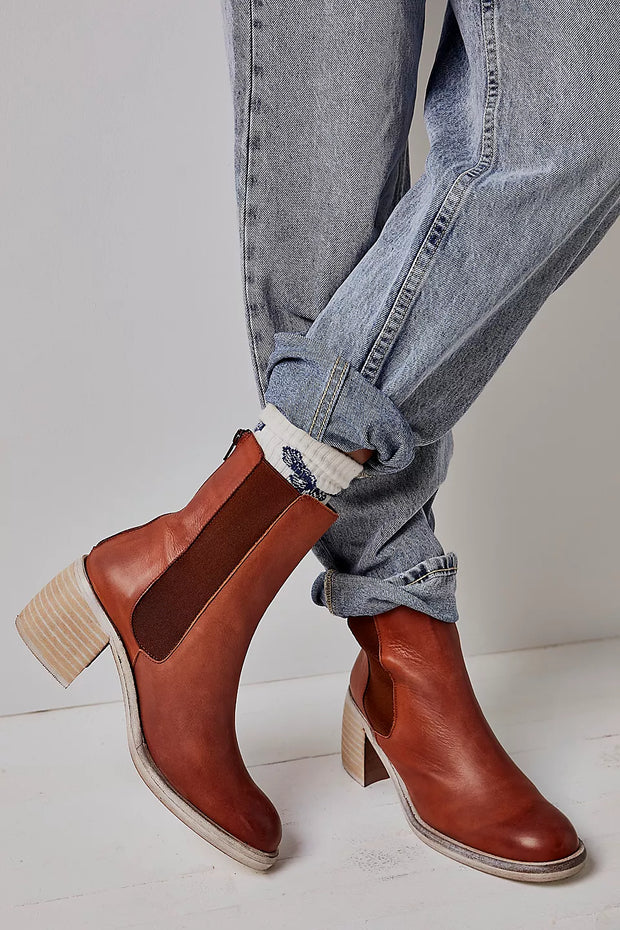 FREE PEOPLE ESSENTIAL CHELSEA BOOT - WHISKEY