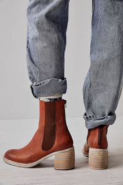FREE PEOPLE ESSENTIAL CHELSEA BOOT - WHISKEY