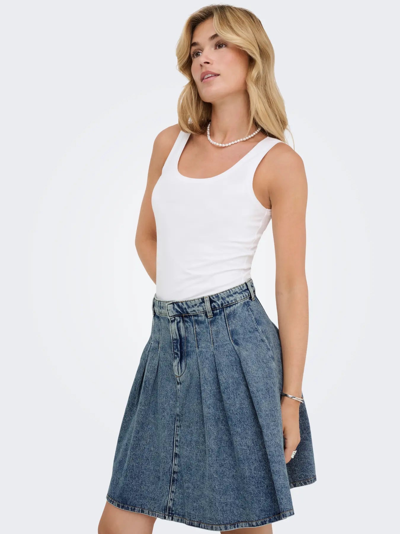 ONLY RHODA PLEATED DENIM SKIRT - MEDIUM WASH