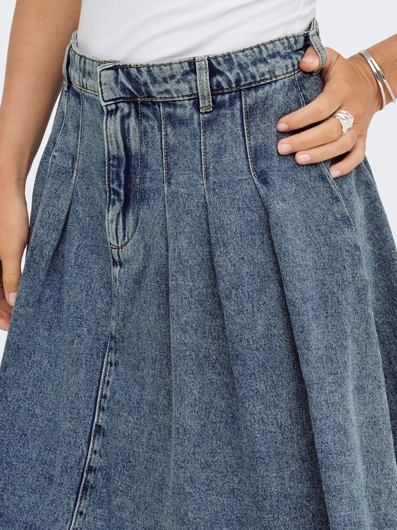 ONLY RHODA PLEATED DENIM SKIRT - MEDIUM WASH