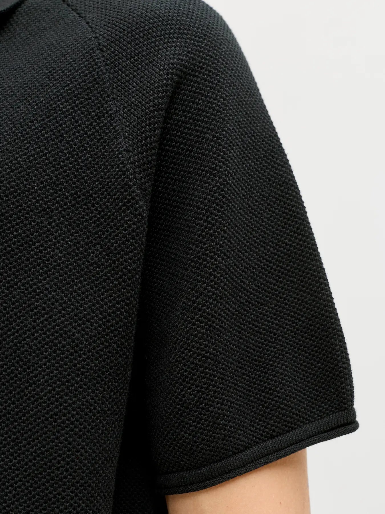 JJ HILL SPLIT NECK TEE - BLACK