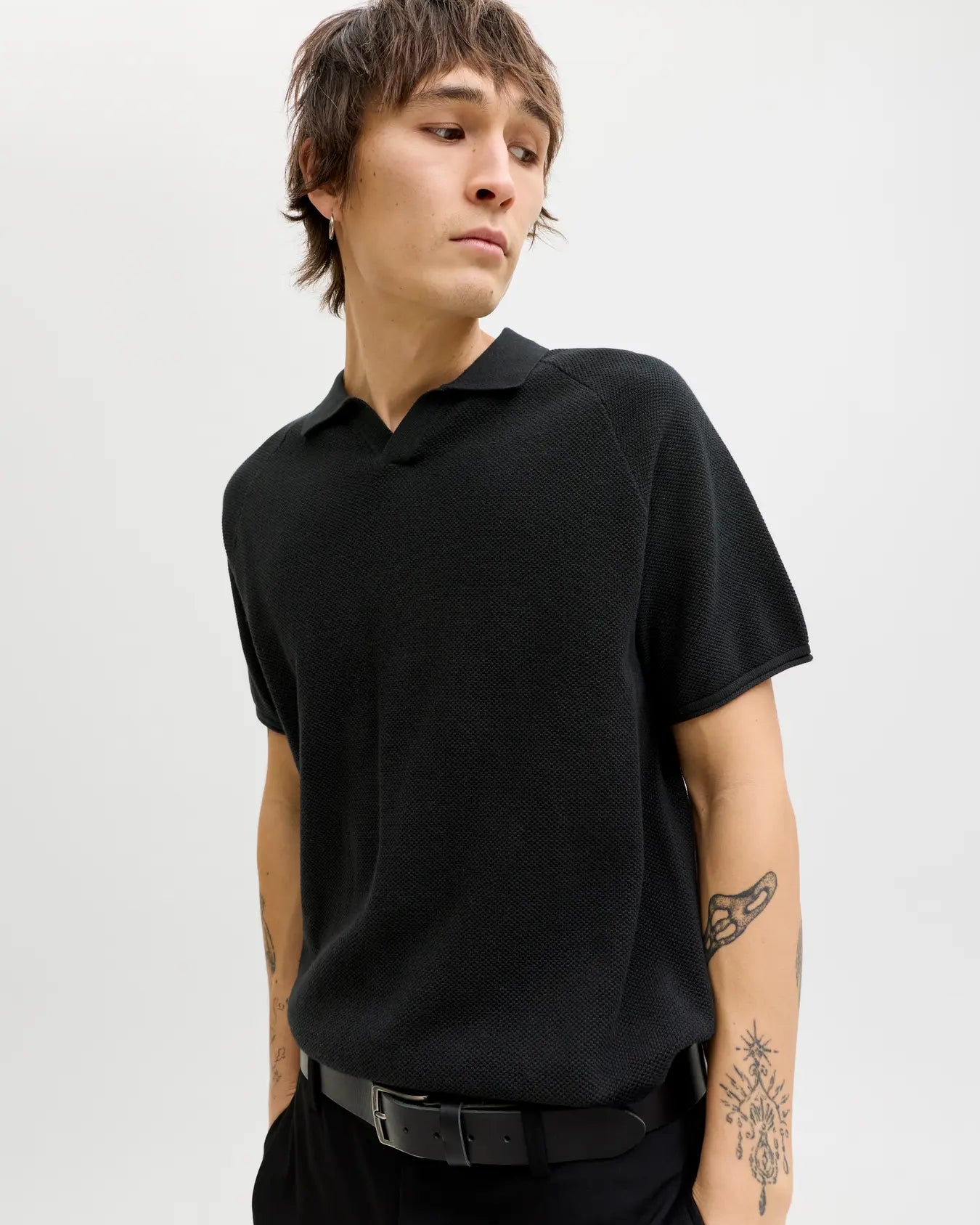JJ HILL SPLIT NECK TEE - BLACK