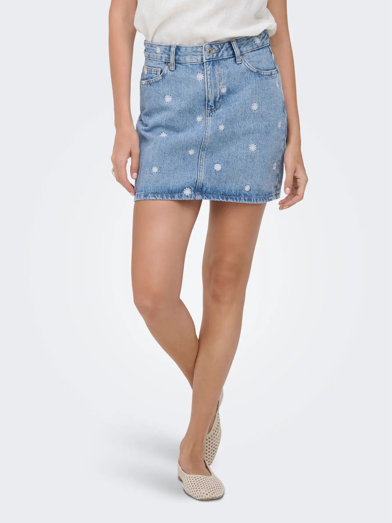 ONLY STELLA EMBROIDERED DAISY DENIM SKIRT - LIGHT BLUE