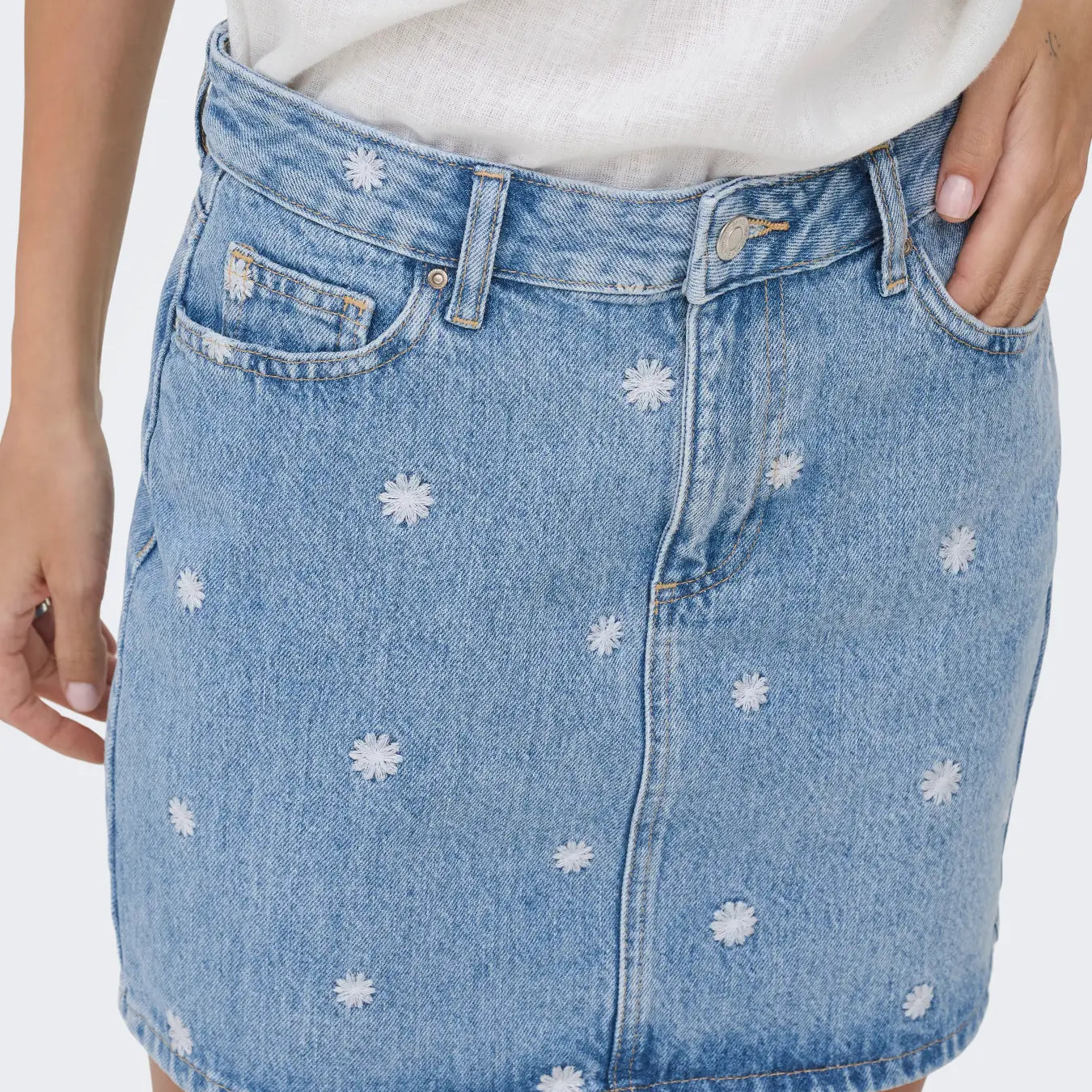 ONLY STELLA EMBROIDERED DAISY DENIM SKIRT - LIGHT BLUE
