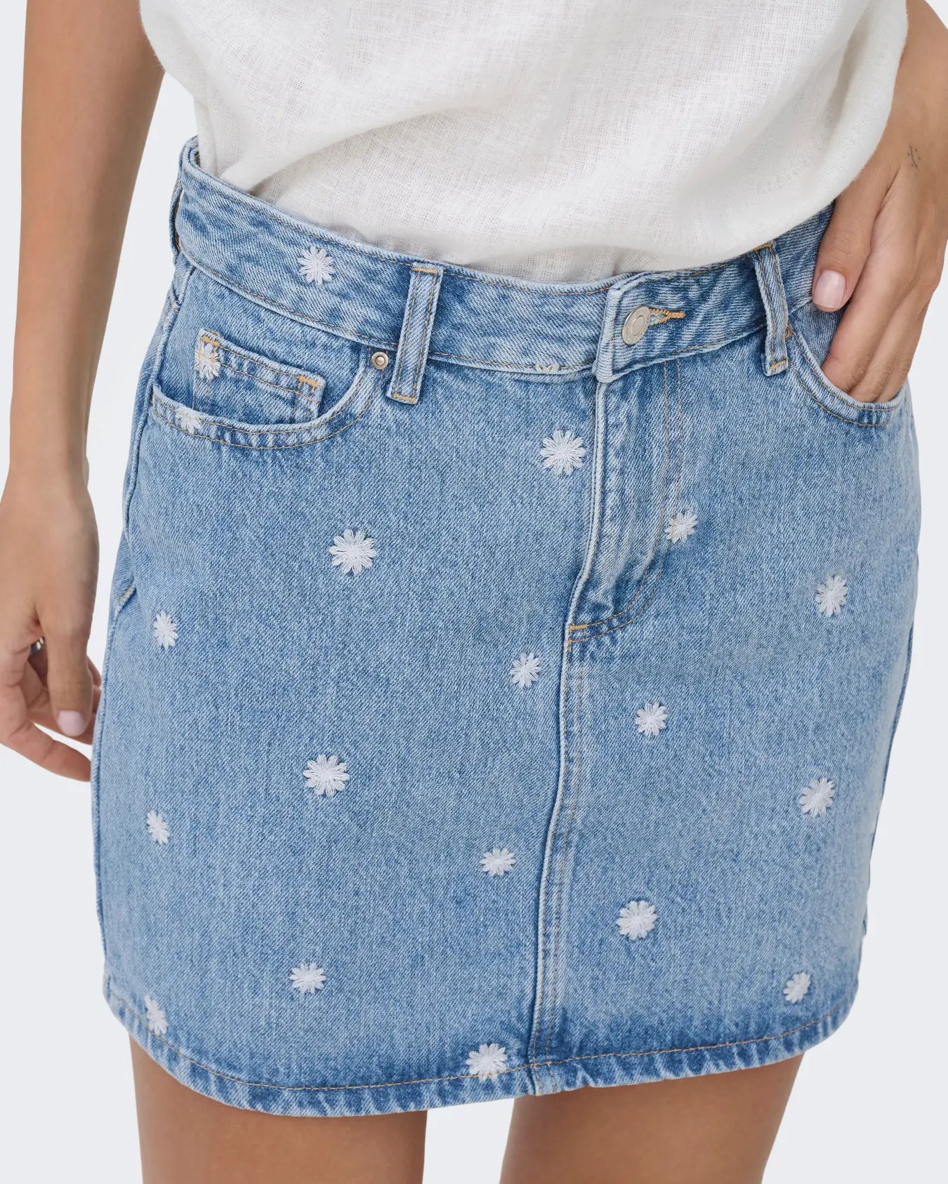 ONLY STELLA EMBROIDERED DAISY DENIM SKIRT - LIGHT BLUE