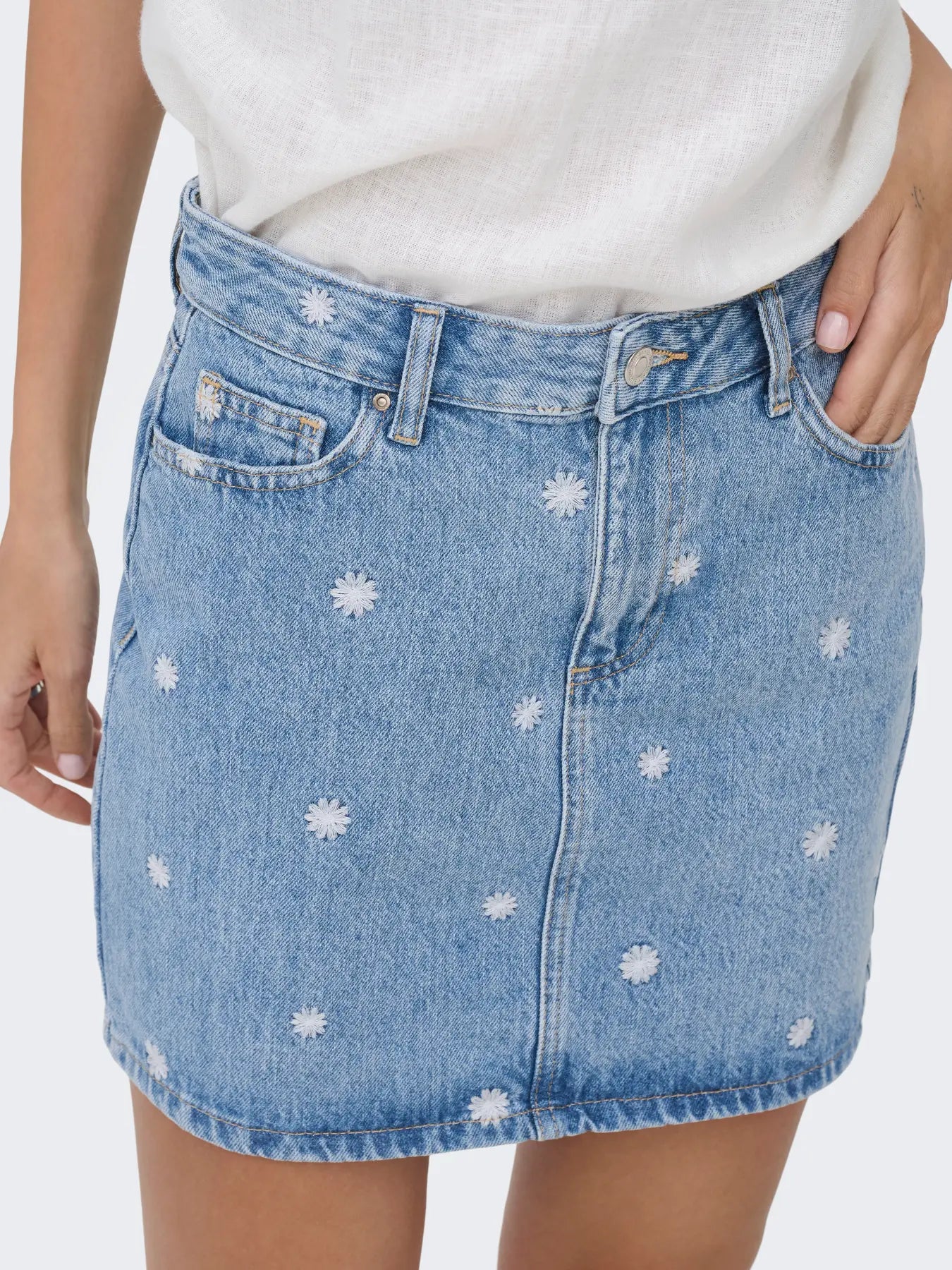 ONLY STELLA EMBROIDERED DAISY DENIM SKIRT - LIGHT BLUE
