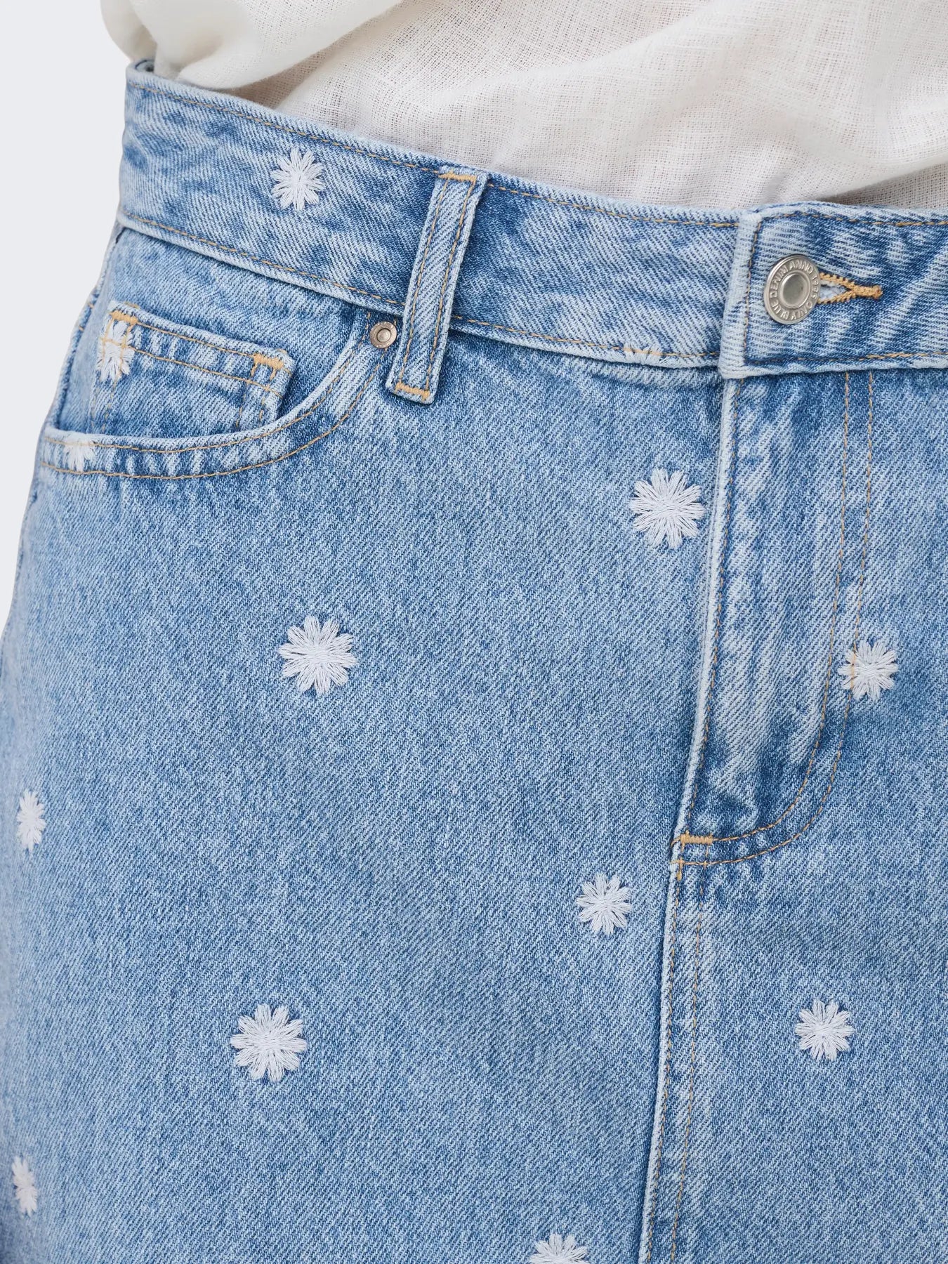 ONLY STELLA EMBROIDERED DAISY DENIM SKIRT - LIGHT BLUE