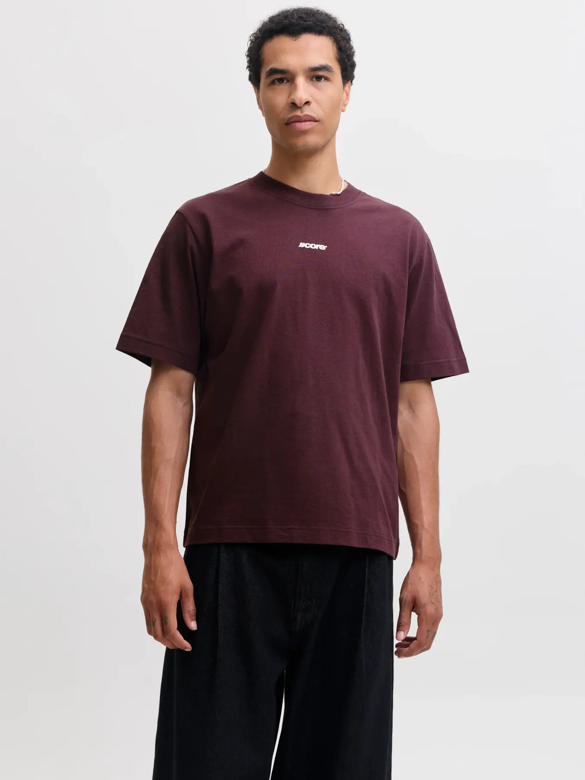 JJ CLUB SCRIPT CREW NECK TEE - FUDGE
