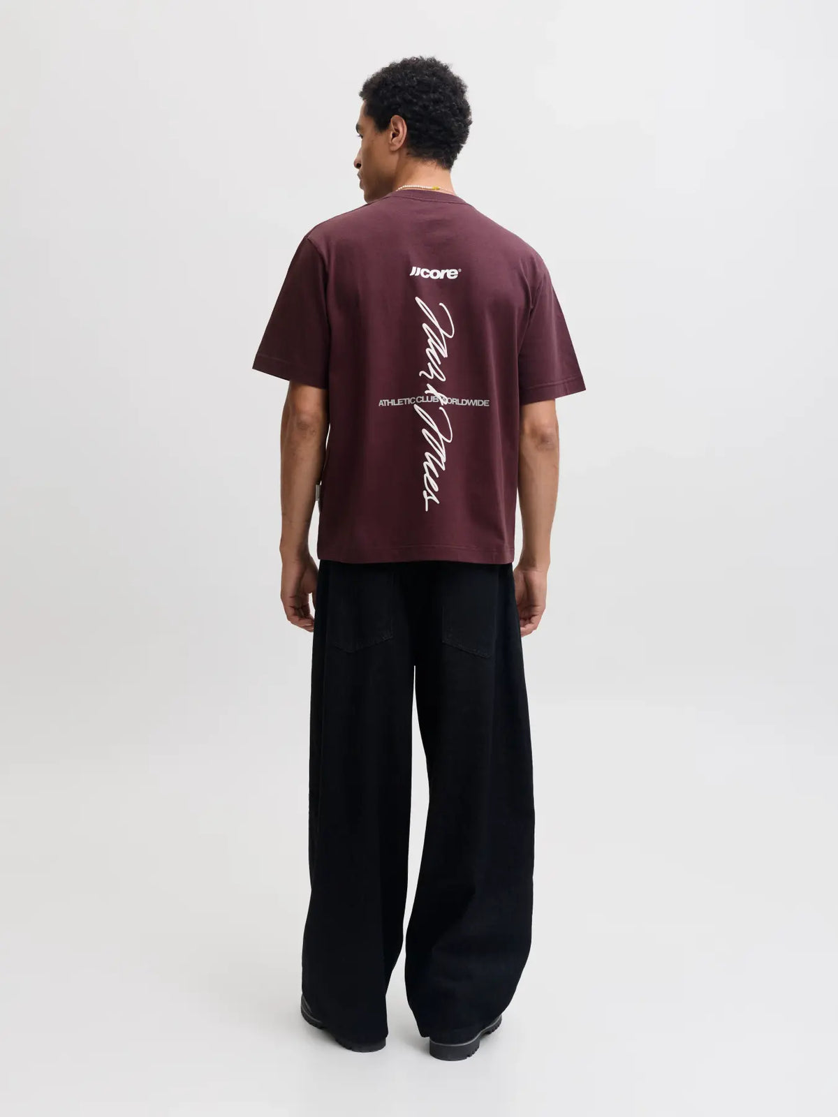JJ CLUB SCRIPT CREW NECK TEE - FUDGE
