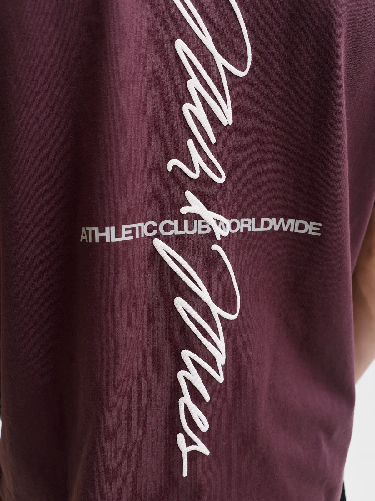 JJ CLUB SCRIPT CREW NECK TEE - FUDGE