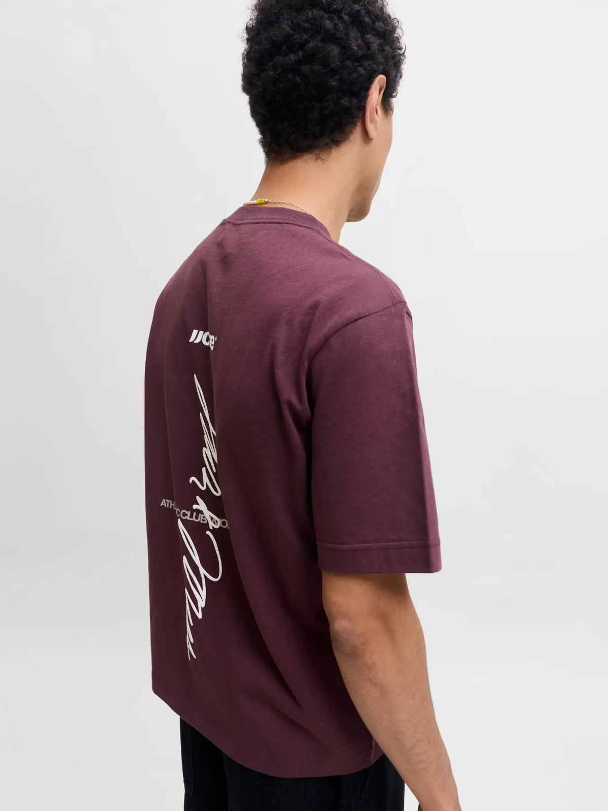 JJ CLUB SCRIPT CREW NECK TEE - FUDGE
