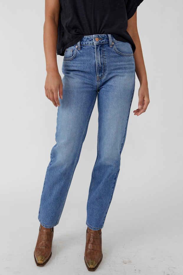 FREE PEOPLE PACIFICA STRAIGHT JEANS - MID BLUE